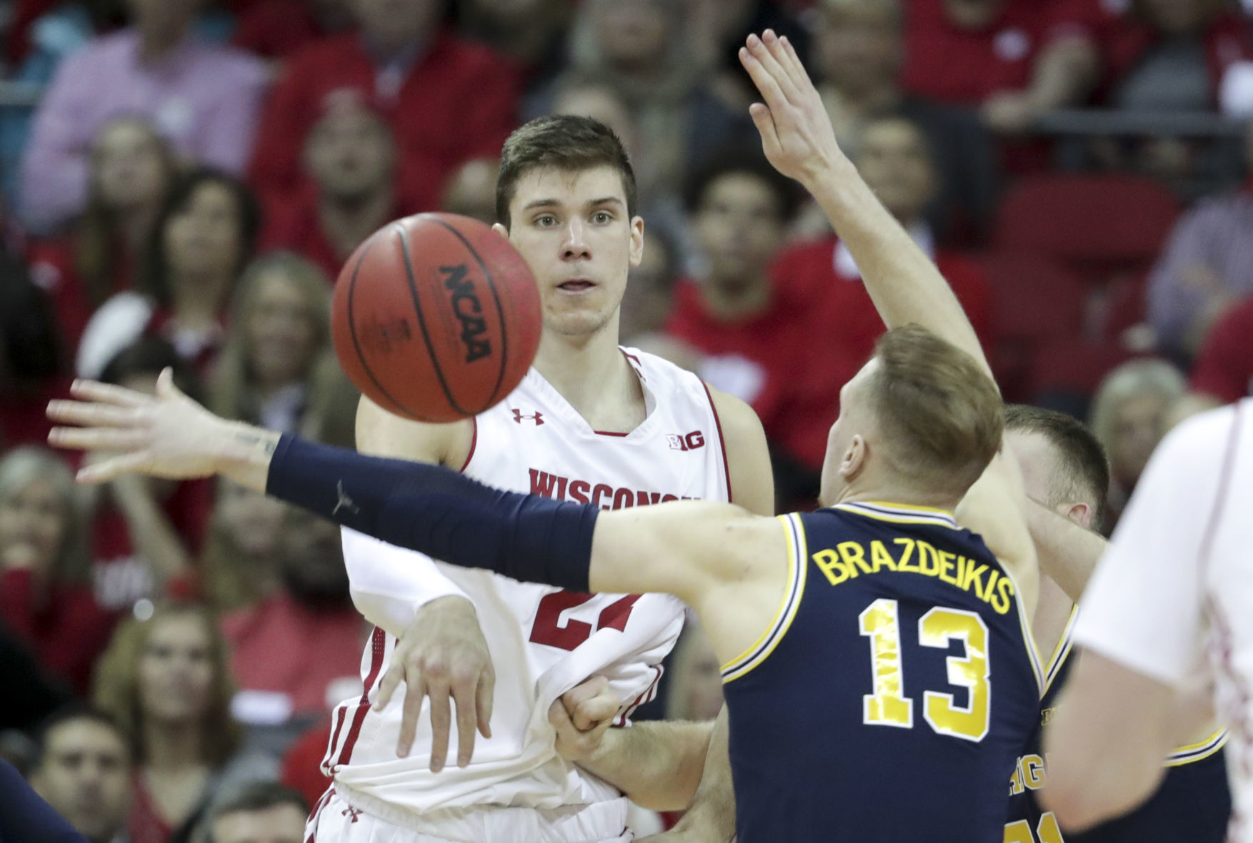 Badgers 64, No. 2 Wolverines 54